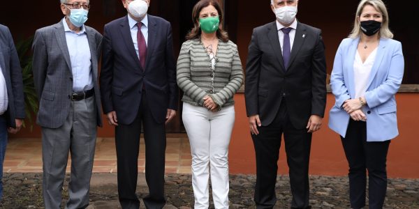 Ángela Delgado (centro) rodeada por el ministro de Agricultura, Luis Planas, Ángel Víctor Torres y la consejera Alicia Vanoostende el pasado mayo | ASAGA CANARIAS