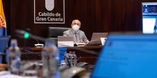 Antonio Morales en el pleno extraordinario del pasado lunes en que se aprobó el desmantelamiento de todas las centrales térmicas | CABILDO DE GRAN CANARIA