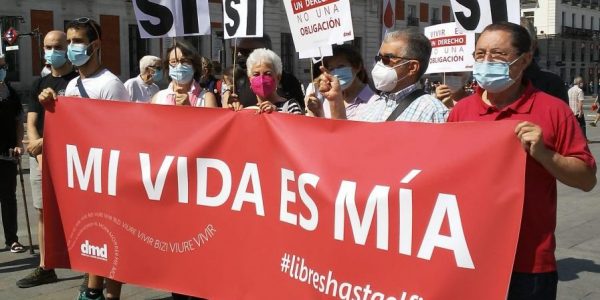 Concentración para celebrar la entrada en vigor de la ley de eutanasia el pasado viernes | Foto: Derecho a morir dignamente