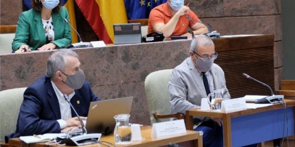 Jesús León Lima (dcha.) en comisión parlamentaria el pasado junio | CONSEJO SOCIAL DE LA ULPGC