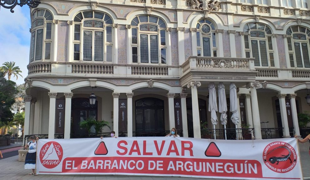 Miembros de la plataforma manifestándose el pasado junio | Foto: Plataforma Salvar Chira-Soria