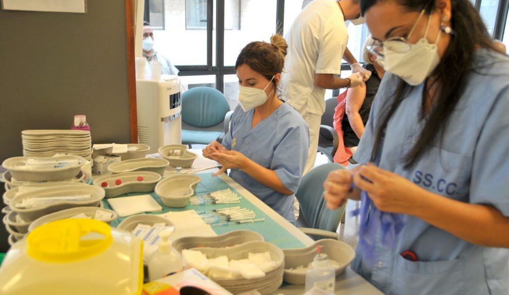 Sanitarias preparando dosis de vacunas anticovid | Foto: Consejería de Sanidad