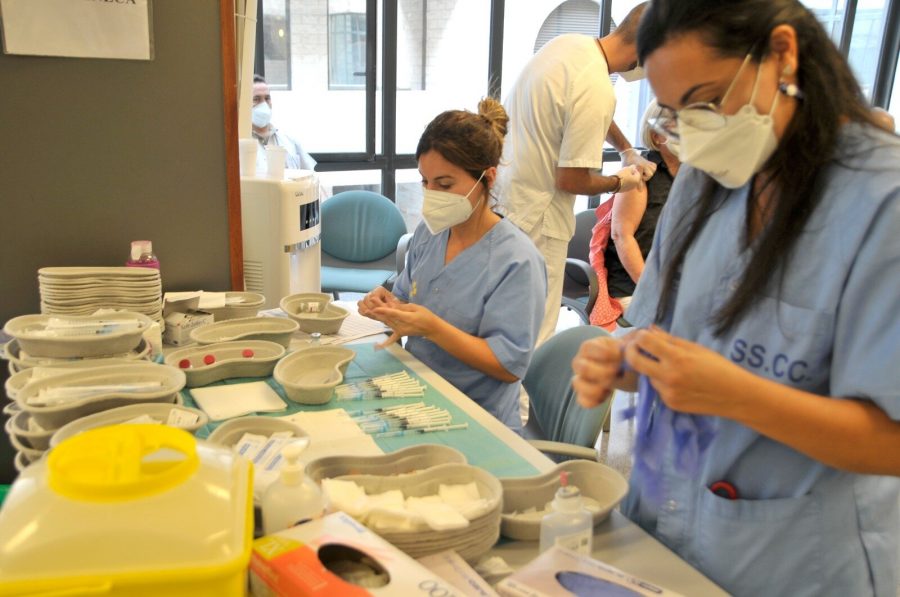 Sanitarias preparando dosis de vacunas anticovid | Foto: Consejería de Sanidad Sanitarias preparando dosis de vacunas anticovid | Foto: Consejería de Sanidad