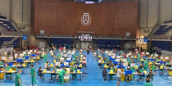 Vacunación en el pabellón Santiago Martín de La Laguna | CONSEJERÍA DE SANIDAD DEL GOBIERNO DE CANARIAS