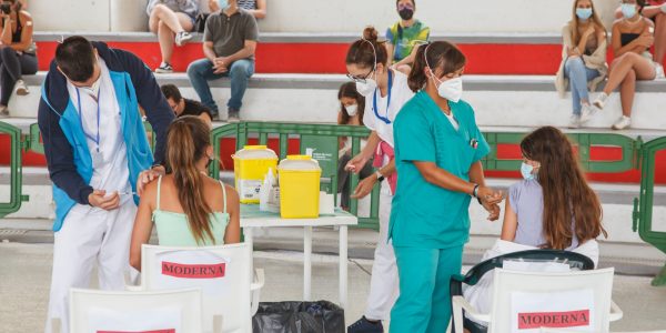 Vacunación sin cita de jóvenes en el terrero de lucha de Pedro Hidalgo el pasado sábado | CONSEJERÍA DE SANIDAD DEL GOBIERNO DE CANARIAS