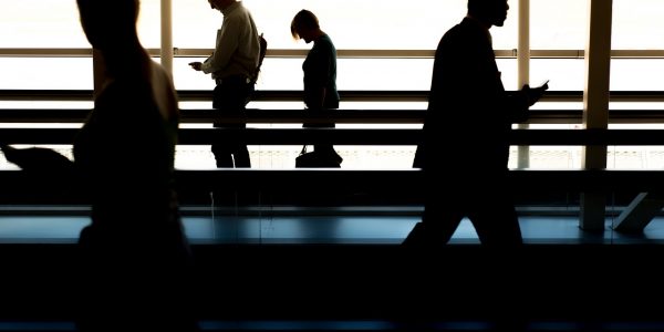 Personas en un edificio | PIXABAY