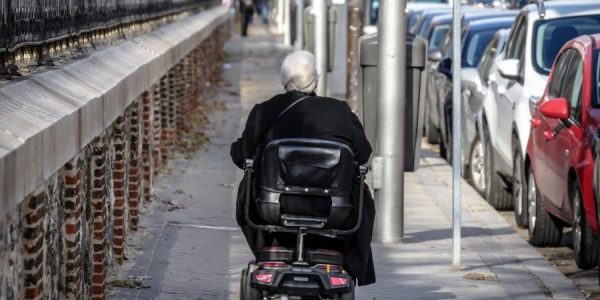 Señora en silla de ruedas | CONSEJERÍA DE DERECHOS SOCIALES DEL GOBIERNO DE CANARIAS