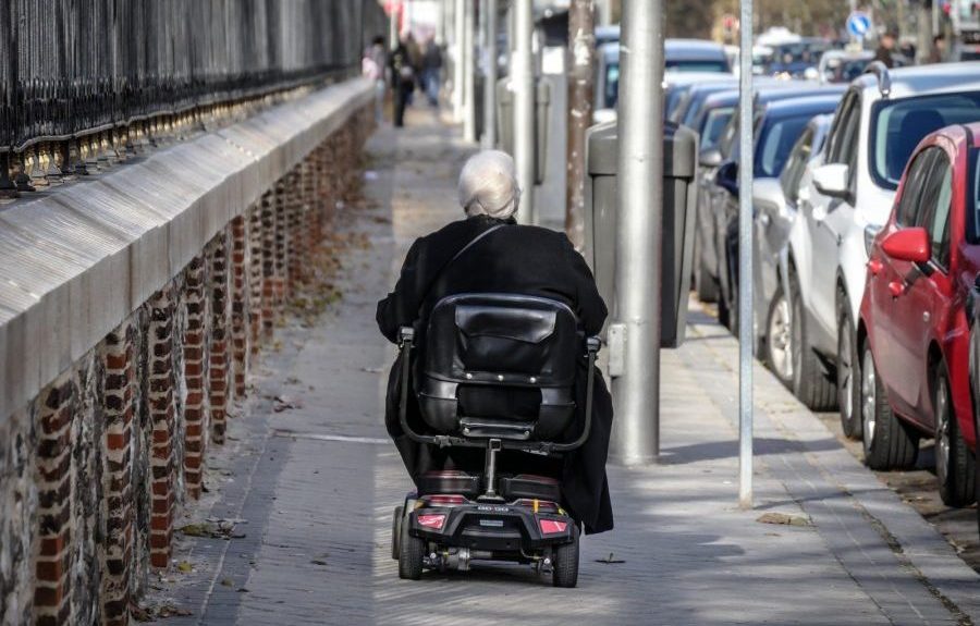 Señora en silla de ruedas | CONSEJERÍA DE DERECHOS SOCIALES DEL GOBIERNO DE CANARIAS