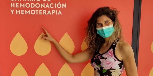 Una voluntaria posa después de haber donado | INSTITUTO CANARIO DE HEMODONACIÓN Y HEMOTERAPIA