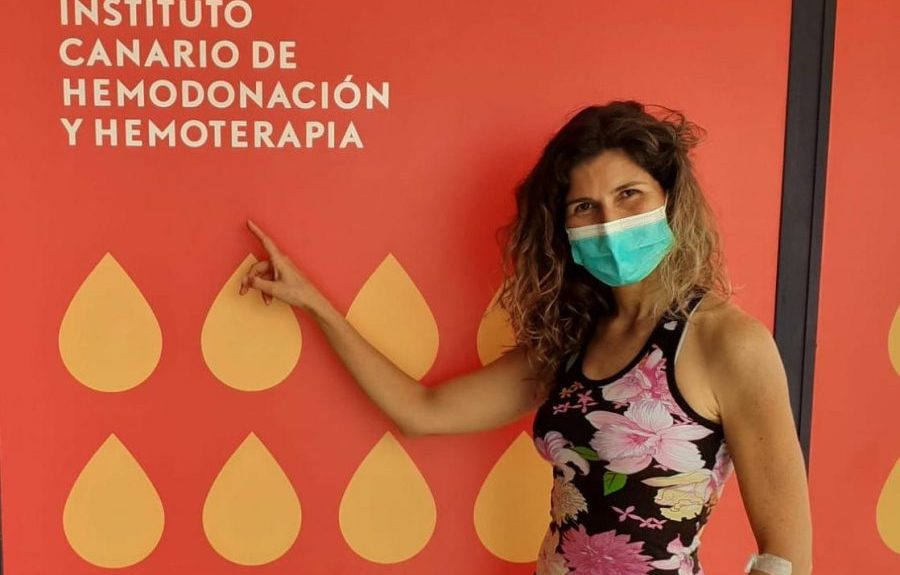 Una voluntaria posa después de haber donado | INSTITUTO CANARIO DE HEMODONACIÓN Y HEMOTERAPIA