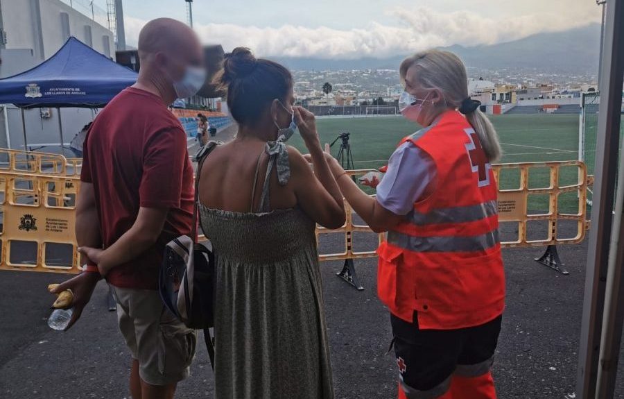 Intervención con personas damnificadas por la erupción del volcán de La Palma | CRUZ ROJA