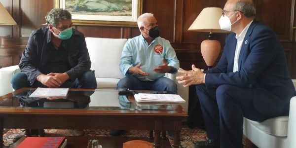Manuel Navarro (centro) presentando al delegado del Gobierno las reivindicaciones sindicales el pasado julio | UGT CANARIAS