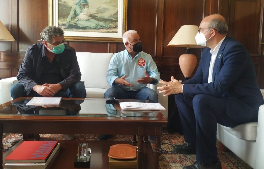 Manuel Navarro (centro) presentando al delegado del Gobierno las reivindicaciones sindicales el pasado julio | UGT CANARIAS