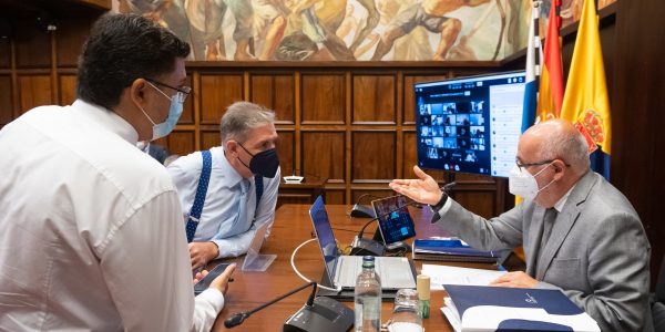 Miguel Ángel Pérez del Pino (de espaldas) hablando con Antonio Morales en el pleno del pasado viernes | CABILDO DE GRAN CANARIA