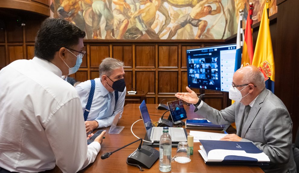 Miguel Ángel Pérez del Pino (de espaldas) hablando con Antonio Morales en el pleno del pasado viernes | CABILDO DE GRAN CANARIA