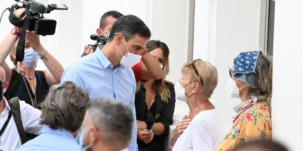 Pedro Sánchez charla con una vecina afectada de Todoque el pasado jueves | POOL MONCLOA BORJA PUIG DE LA BELLACASA