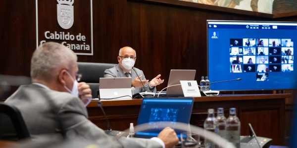 Marco Aurelio Pérez (de espaldas) en el pleno insular del pasado viernes | CABILDO DE GRAN CANARIA