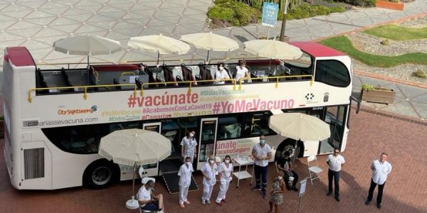 Profesionales sanitarios en la vacuguagua | CONSEJERÍA DE SANIDAD DEL GOBIERNO DE CANARIAS