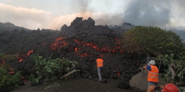 Miembros del Instituto recogiendo fragmentos de lava para su análisis petrológico| Foto: Involcan