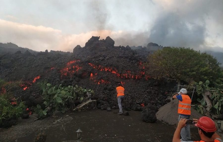 Miembros del Instituto recogiendo fragmentos de lava para su análisis petrológico| Foto: Involcan