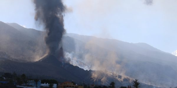 Nube de humo elevándose en Cumbre Vieja el pasado sábado | INVOLCAN