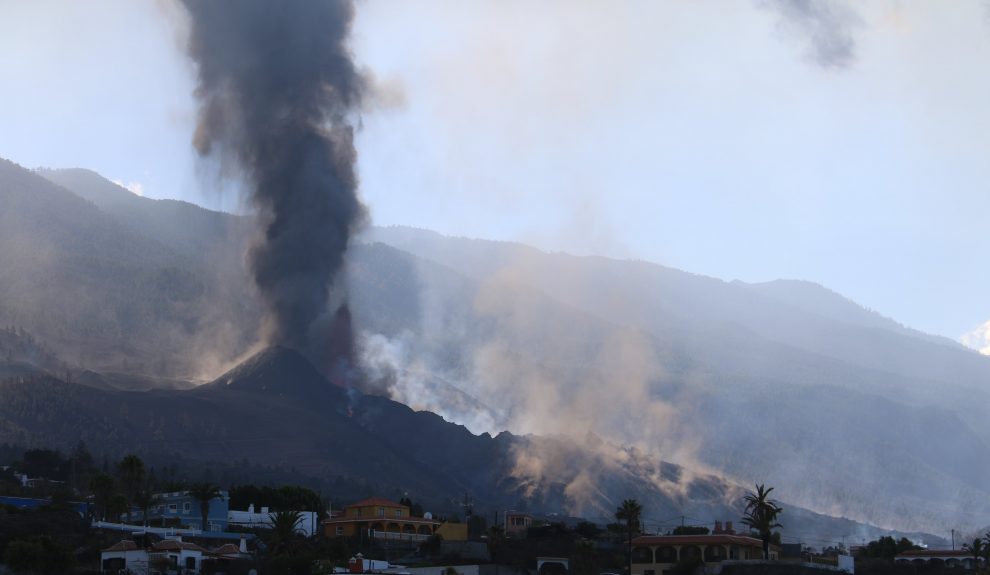 Nube de humo elevándose en Cumbre Vieja el pasado sábado | INVOLCAN