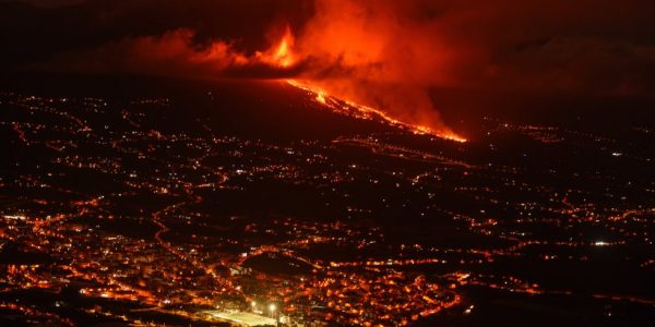 Volcán de La Palma la noche del pasado lunes | CRUZ ROJA ESPAÑOLA