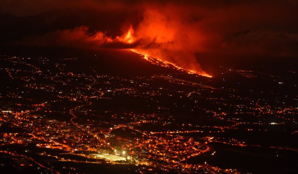 Volcán de La Palma la noche del pasado lunes | CRUZ ROJA ESPAÑOLA