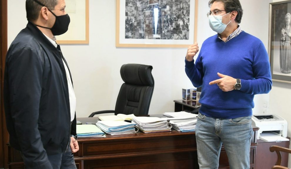 El vicepresidente del Cabildo de La Palma, José Adrián Hernández (a la derecha), en un encuentro con el director general de Pesca del Gobierno de Canarias, Carmelo Dorta | Foto: Cabildo de La Palma