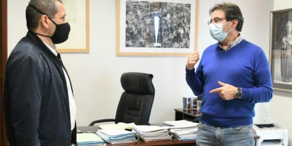 El vicepresidente del Cabildo de La Palma, José Adrián Hernández (a la derecha), en un encuentro con el director general de Pesca del Gobierno de Canarias, Carmelo Dorta | Foto: Cabildo de La Palma