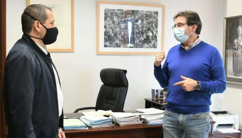 El vicepresidente del Cabildo de La Palma, José Adrián Hernández (a la derecha), en un encuentro con el director general de Pesca del Gobierno de Canarias, Carmelo Dorta | Foto: Cabildo de La Palma El vicepresidente del Cabildo de La Palma, José Adrián Hernández (a la derecha), en un encuentro con el director general de Pesca del Gobierno de Canarias, Carmelo Dorta | Foto: Cabildo de La Palma