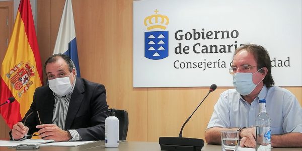 Blas Trujillo (izquierda) y Amós García (derecha) durante la presentación de la campaña de vacunación contra la gripe | Foto: Consejería de Sanidad