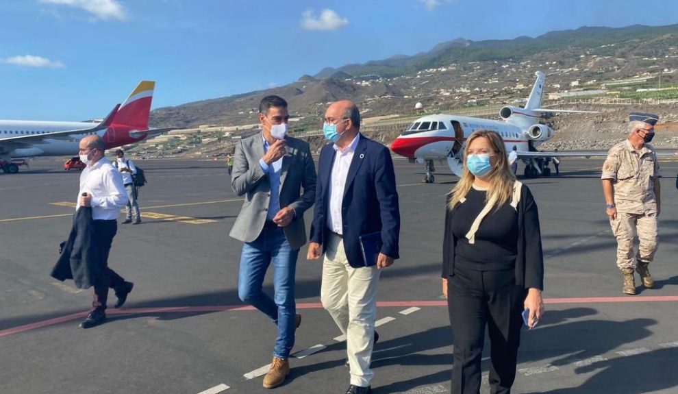 Anselmo Pestana junto a Pedro Sánchez en l aeropuerto de La Palma | Foto: Delegación del Gobierno