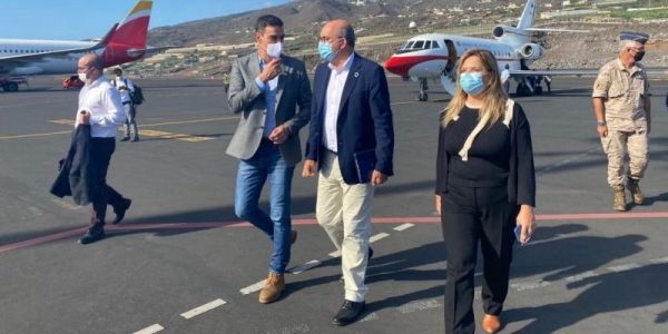 Anselmo Pestana junto a Pedro Sánchez en l aeropuerto de La Palma | Foto: Delegación del Gobierno