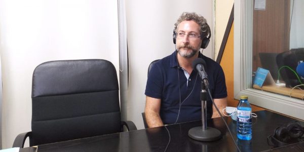 Antonio Flórez Lage en el estudio de El Espejo Canario