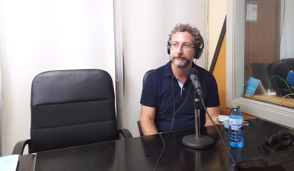 Antonio Flórez Lage en el estudio de El Espejo Canario