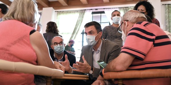 Anselmo Pestana, junto a Pedro Sánchez, visita a damnificados del volcán de La Palma | Palacio de La Moncloa