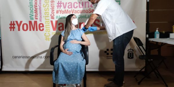 Imagen de una mujer embarazada durante la vacunación contra la gripe | Foto: Consejería de Sanidad