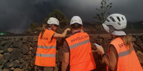 Técnicos analizando la ceniza del volcán de La Palma | Foto: Involcan
