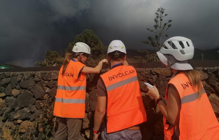 Técnicos analizando la ceniza del volcán de La Palma | Foto: Involcan