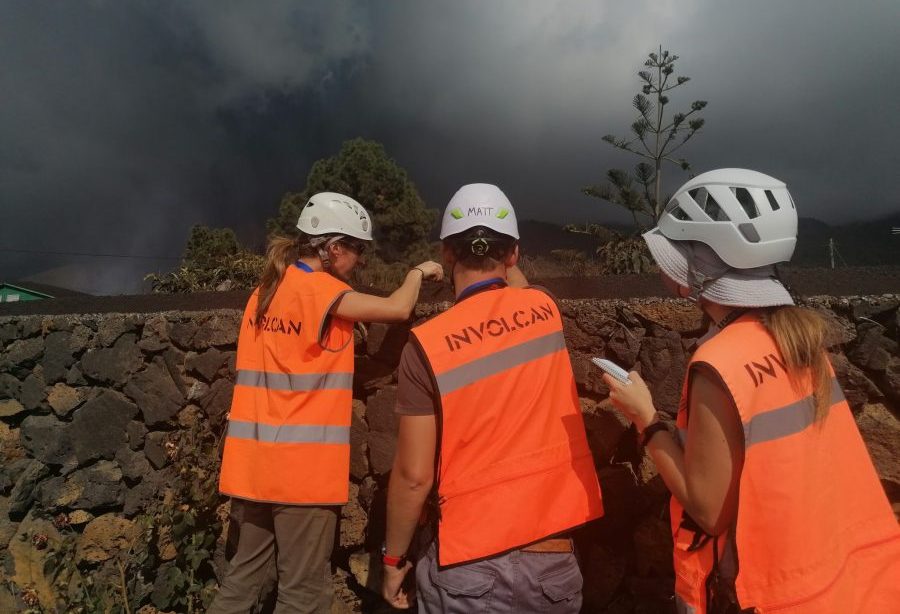 Técnicos analizando la ceniza del volcán de La Palma | Foto: Involcan Técnicos analizando la ceniza del volcán de La Palma | Foto: Involcan