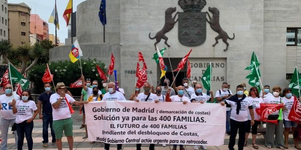 Manifestación de la plataforma Salvar el Oliva Beach frente a la Presidencia del Gobierno canario