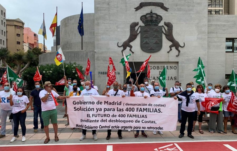 Manifestación de la plataforma Salvar el Oliva Beach frente a la Presidencia del Gobierno canario