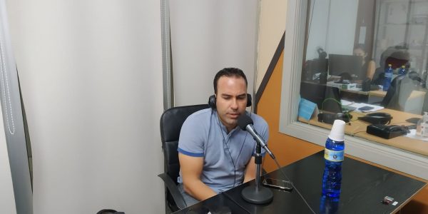 Rubén Sánchez Araña en el estudio de El Espejo Canario