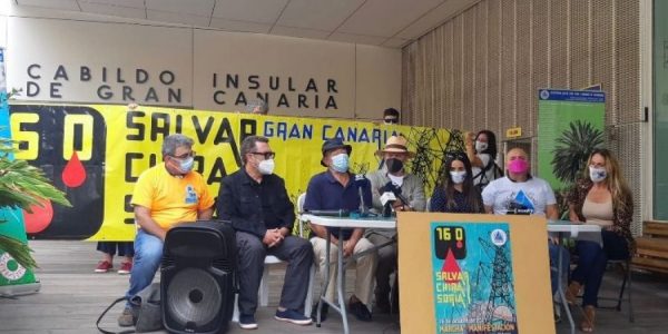 Rueda de prensa frente al Cabildo ayer | SALVAR CHIRA-SORIA