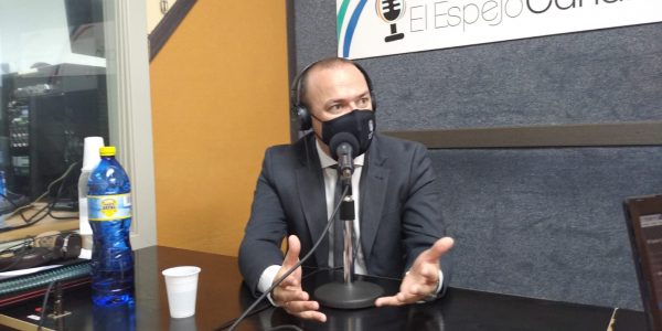 Augusto Hidalgo en los estudios de El Espejo Canario