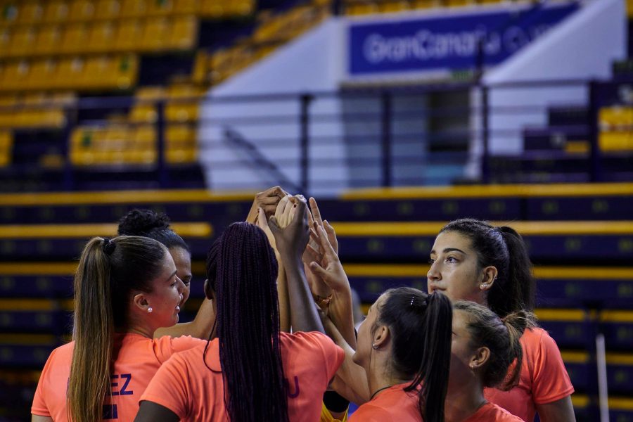 Jugadoras del Gran Canaria Urbaser durante un partido | CV Gran Canaria Urbaser Jugadoras del Gran Canaria Urbaser durante un partido | CV Gran Canaria Urbaser