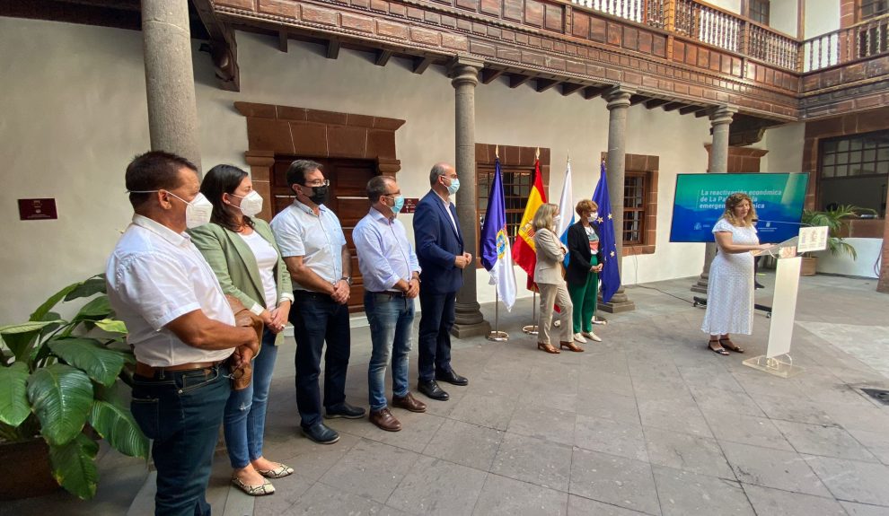 Empresarios afectados por el volcán en un encuentro con Nadia Calviño | Foto: Cabildo de La palma