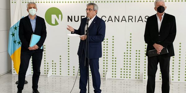 Fermín Delgado (izquierda), junto a Román Rodríguez y Pedro Quevedo | Foto: Nueva Canarias