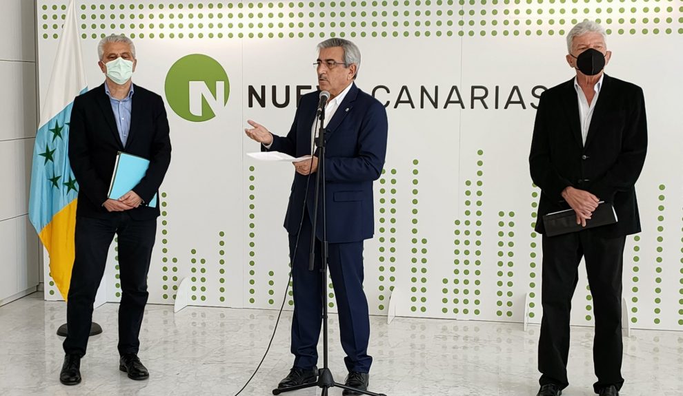 Fermín Delgado (izquierda), junto a Román Rodríguez y Pedro Quevedo | Foto: Nueva Canarias